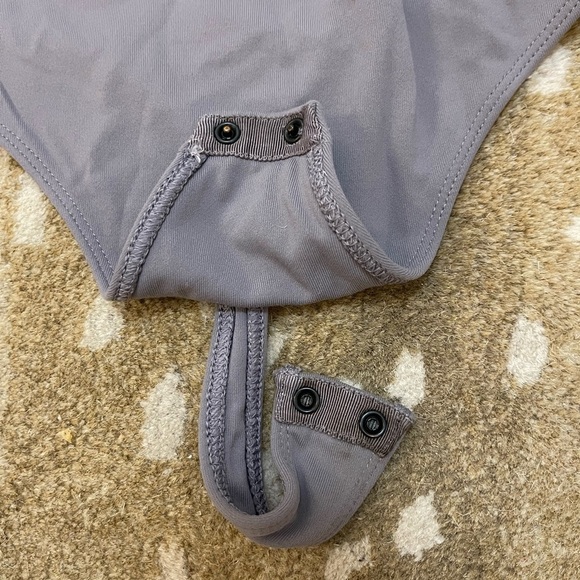 Babaton Aritzia purple grey high neck snap button bodysuit women’s size medium - Picture 4 of 8